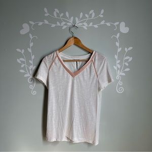 Short-Sleeve Dex Top with Pink Detailed Neckline in size US M